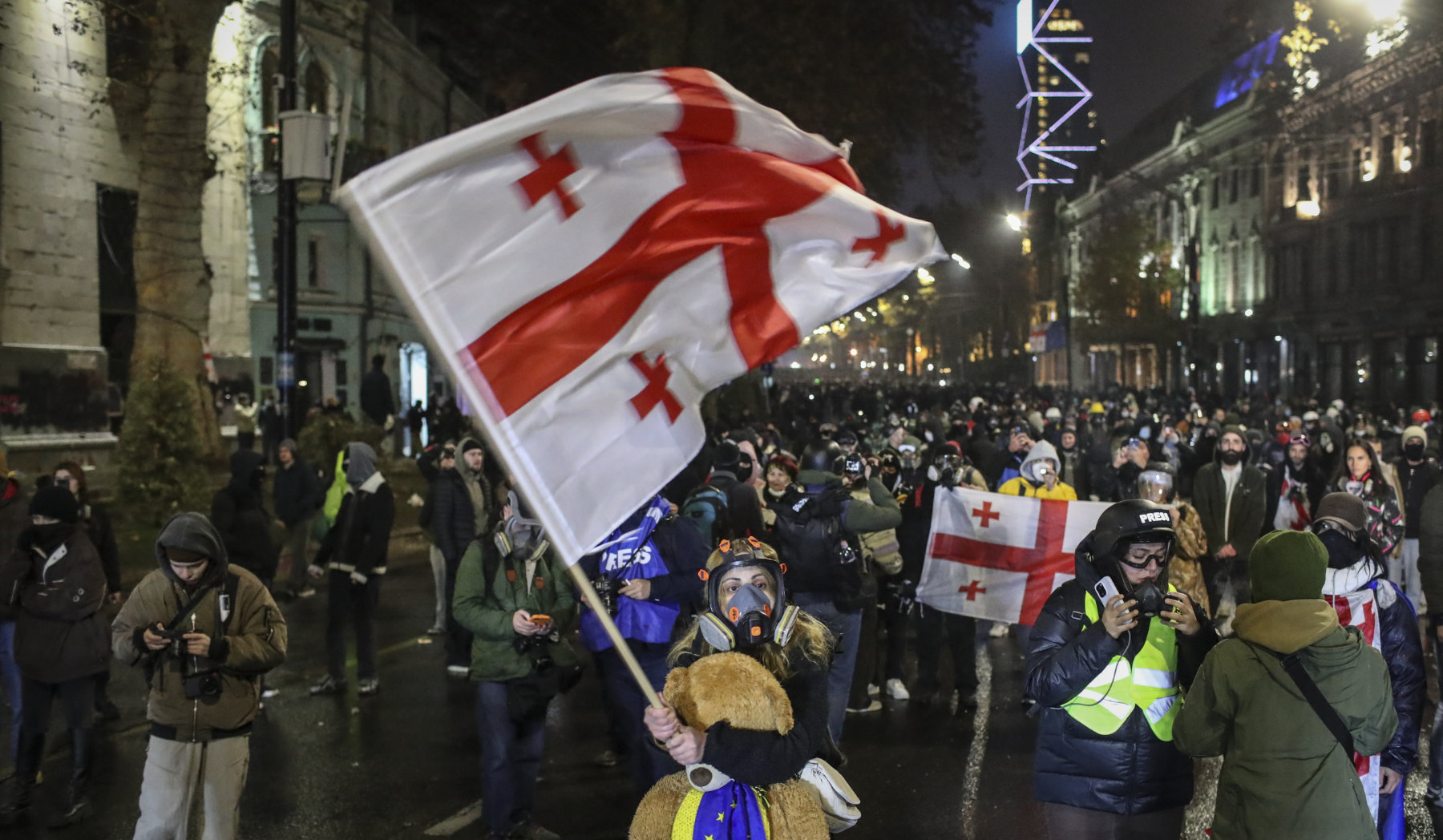 Masowe protesty Gruzinów odbywają się co noc od chwili ogłoszenia przez władze zamrożenia rozmów akcesyjnych z UE, co miało miejsce 28 listopada.