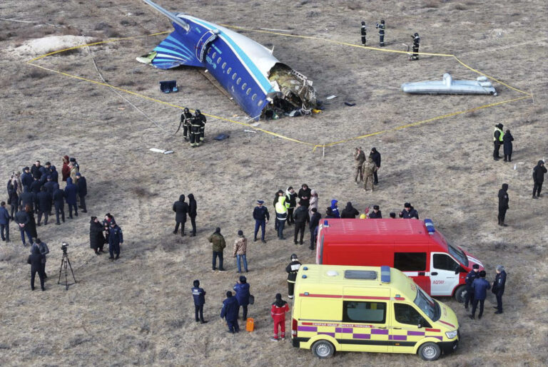 Należący do Azerbaijan Airlines embraer E190AR wykonywał 25 grudnia rano lot z Baku do Groznego. Tymczasem maszyna rozbiła się podczas awaryjnego lądowania… po drugiej stronie Morza Kaspijskiego.