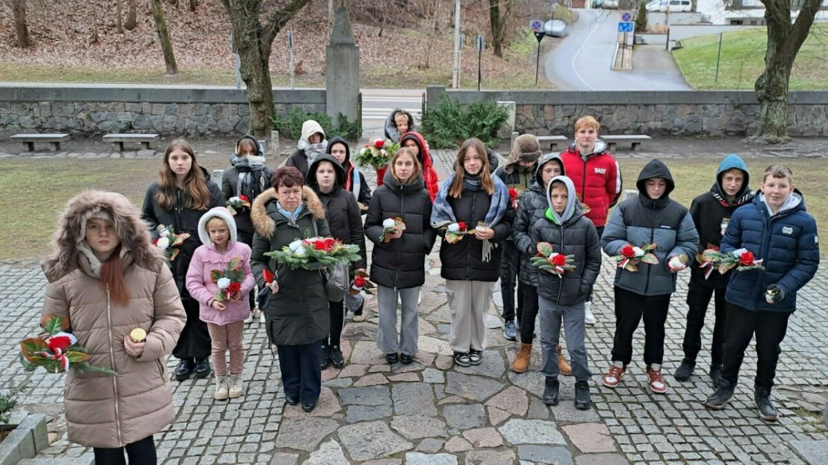 5 grudnia grupa uczestników projektu udała się na pielgrzymkę do miejsc pamięci żołnierzy AK, odwiedzając m.in. cmentarz na Rossie.