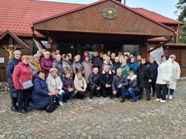 Swoją pielgrzymkę słuchacze PUTW w Solecznikach rozpoczęli od zwiedzenia kaplicy Sióstr Jezusa Miłosiernego przy ulicy Poleskiej 42, gdzie ks. Sopoćko mieszkał i pracował.