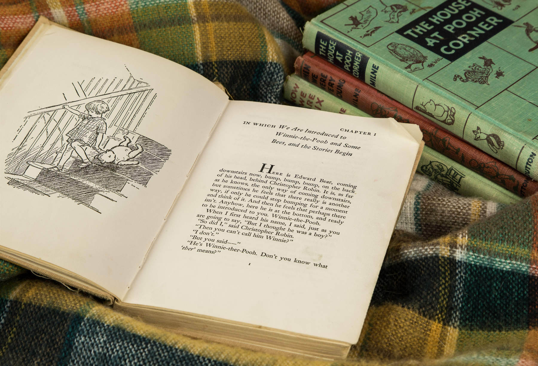 14 października 1926 r. w Londynie został wydany „Kubuś Puchatek”, który przyniósł pisarzowi międzynarodową sławę.