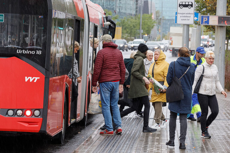 Przystanek autobusowy.