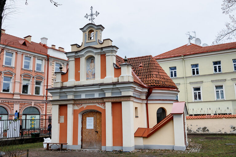 Barokową kapliczkę na obrzeżach dawnego cmentarza wzniósł Michał Suzin.