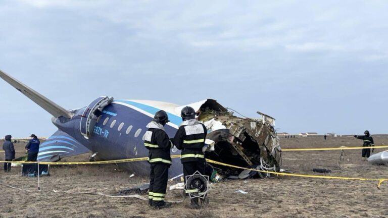 Kryzys rozpoczął się 25 grudnia 2024 r., kiedy samolot pasażerski Azerbaijan Airlines rozbił się w Kazachstanie.