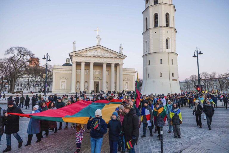 Manifestacja podtrzymująca Ukrainę na placu Katedralnym.