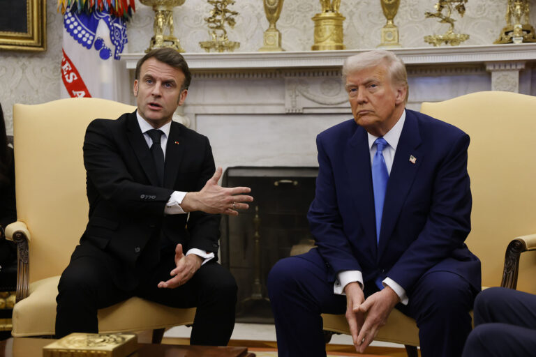 Emmanuel Macron na spotkaniu z Donaldem Trumpem.