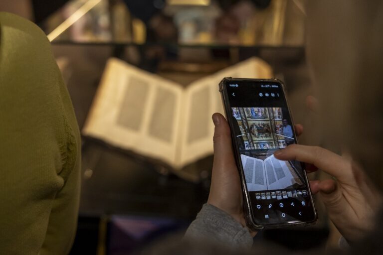 Zjęcie telefonem komórkowym Biblii Gutenberga.