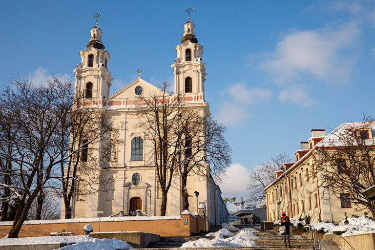 Kapliczka z figurą Jezusa niosącego krzyż stała na wzgórzu przy kościele św. Rafała .