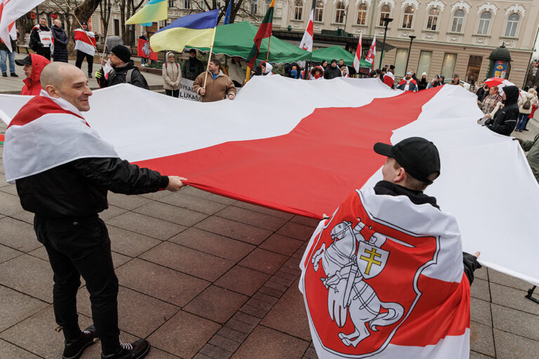 Flaga białoruskiej opozycji.