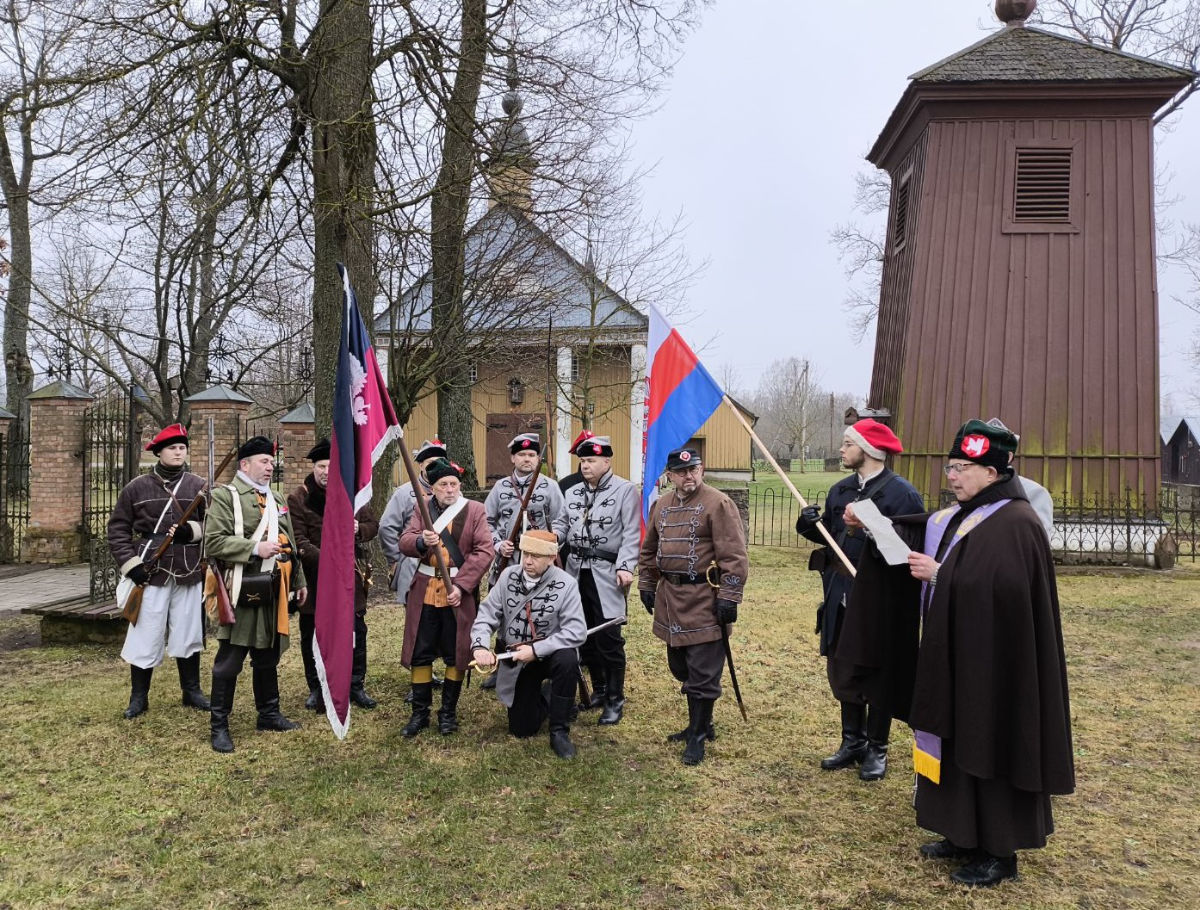 Ksiądz Mackiewicz odczytuje Manifest Rządu Narodowego tuż przed poświęceniem sztandarów powstańczych — Podbrzezie.