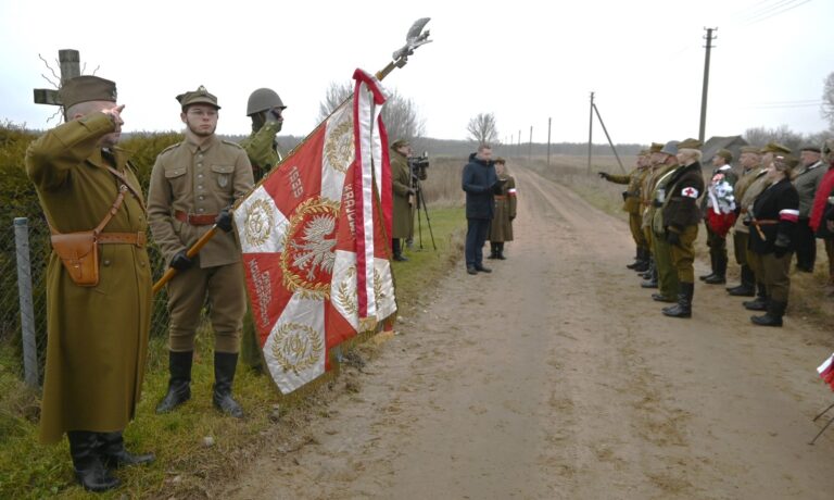 Przed pomnikiem we wsi Kowalki, w czasie styczniowych obchodów śmierci por. J. Borysewicza ps. „Krysia”.