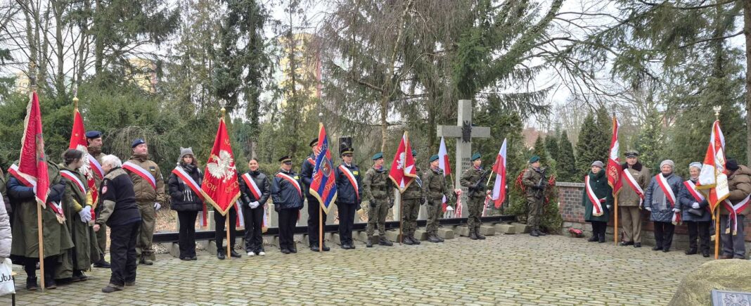 Obchody 85. rocznicy pierwszej deportacji na Syberię w Szczecinie na Cmentarzu Centralnym przy pomniku „Pamięci Sybiraków”.