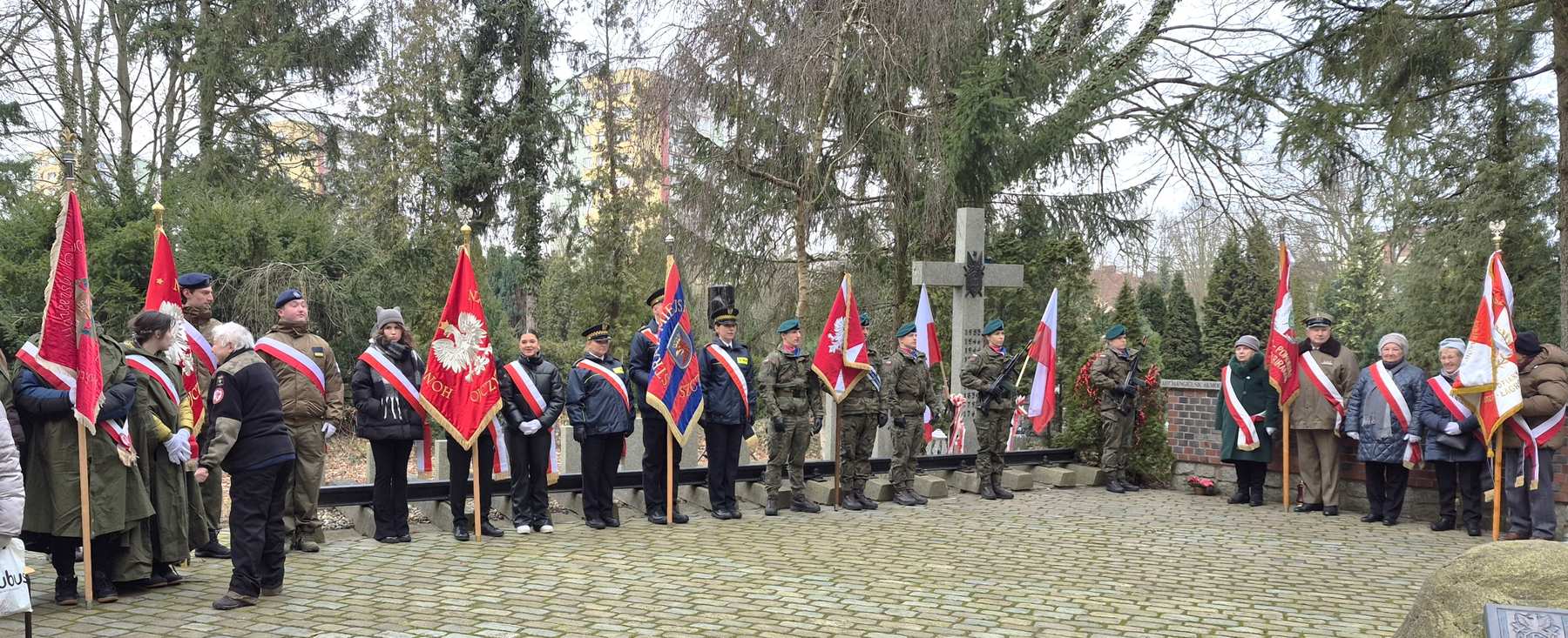 Obchody 85. rocznicy pierwszej deportacji na Syberię w Szczecinie na Cmentarzu Centralnym przy pomniku „Pamięci Sybiraków”.