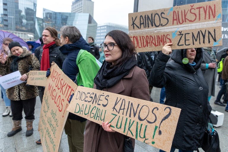 Pikieta przeciwko podwyżki cen na bilety komunikacji miejskiej.