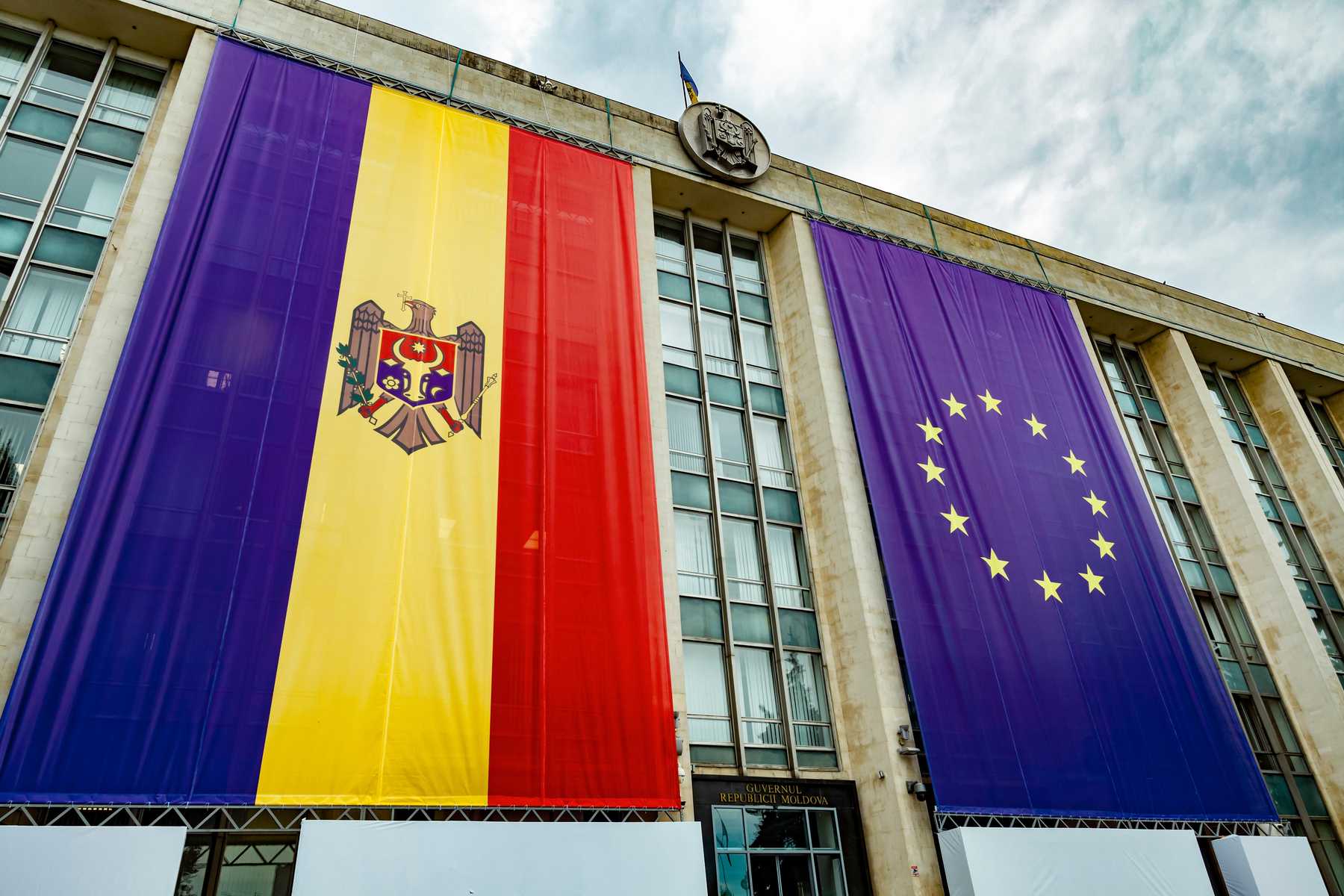 Flagi Mołdawii i UE na gmachu parlamentu w Kiszyniowie. Wśród Mołdawian zyskują poparcie partie formalnie popierające integrację z Zachodem, a skrycie prorosyjskie.