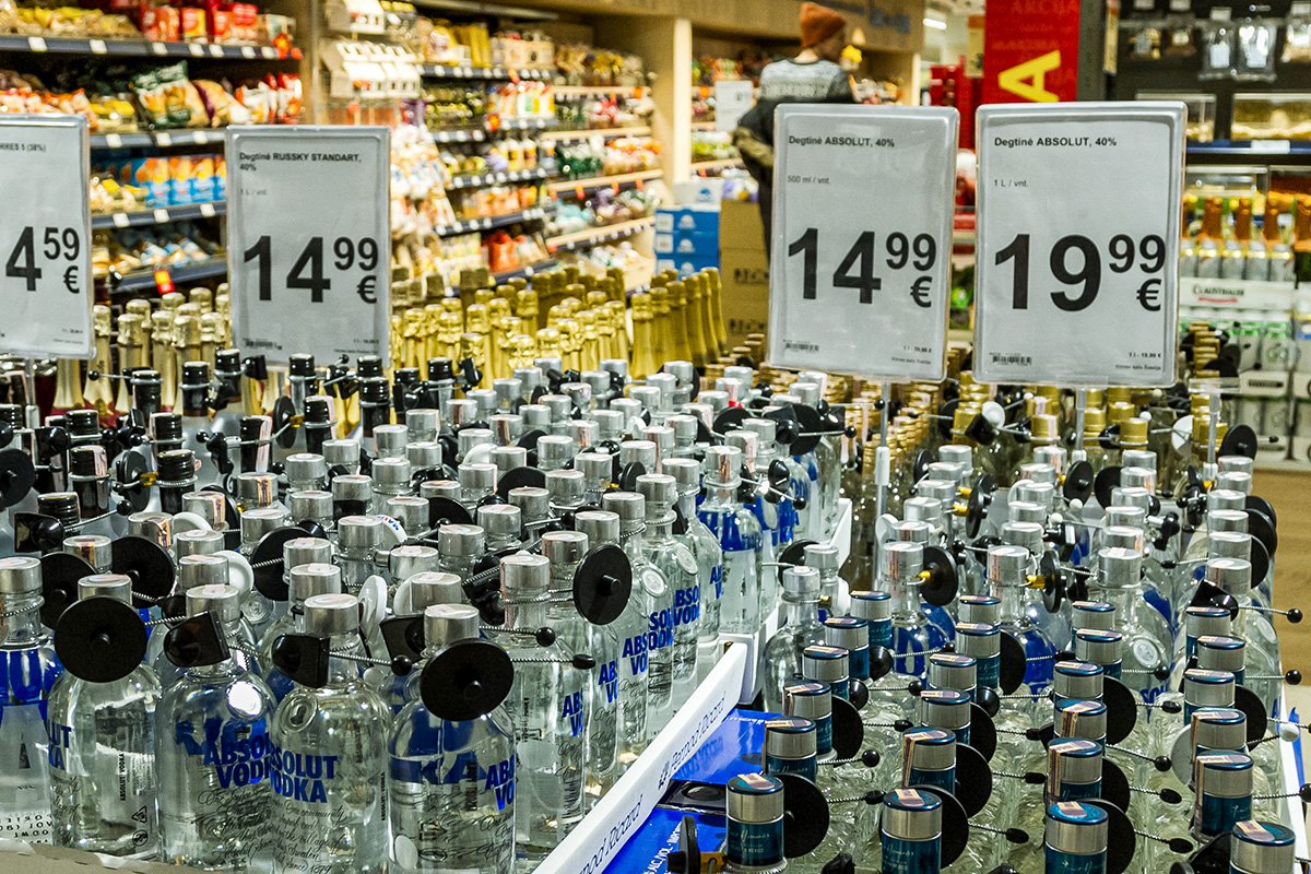 Stoisko z alkoholem w sklepie.