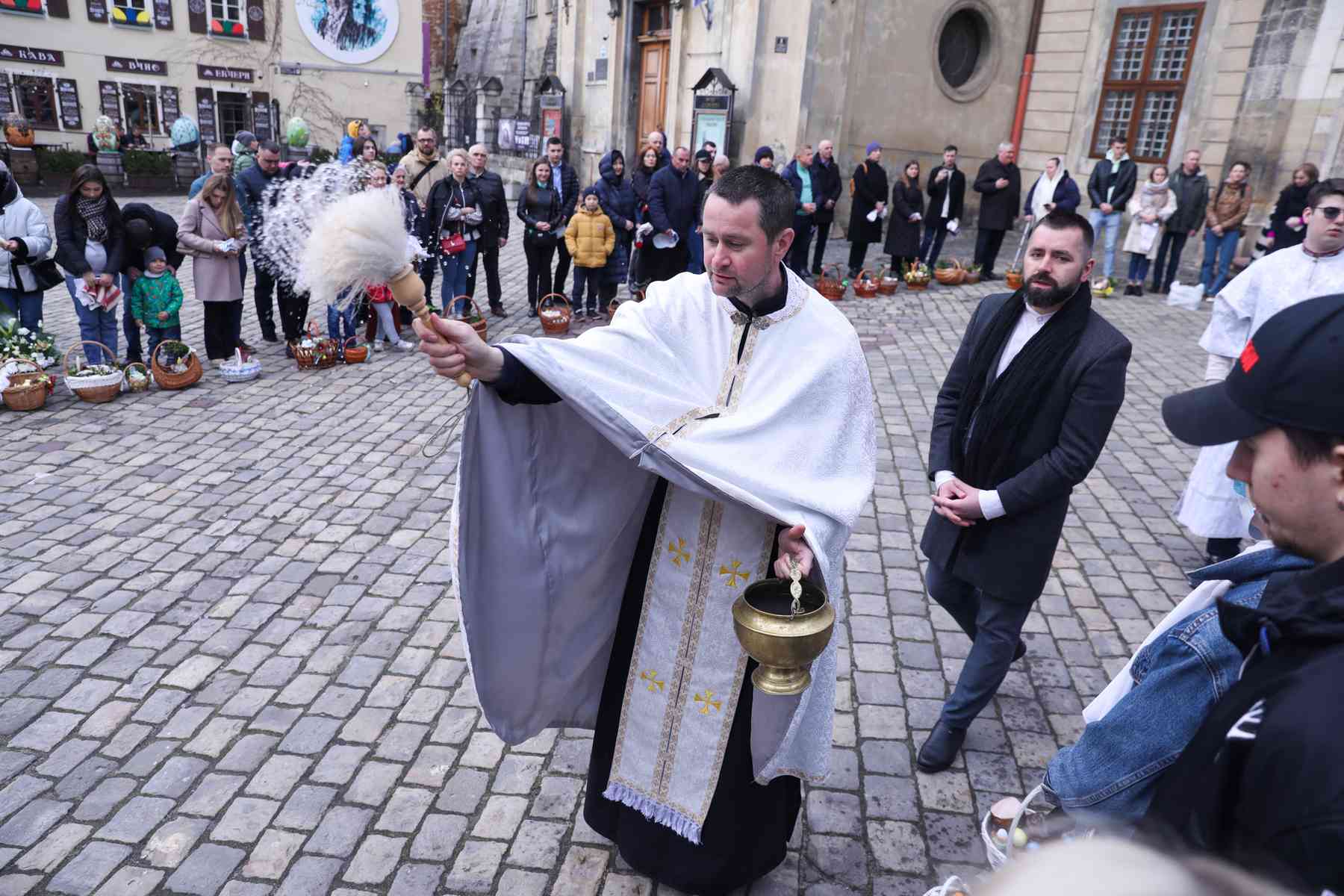 Wielkanoc w bombardowanym kraju to trudne doświadczenie. Na zdjęciu: pierwsza wojenna Wielkanoc Ukraińców, Lwów, kwiecień 2022 r.