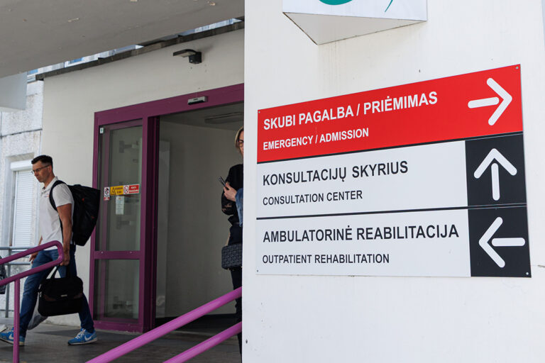 Szyld: „Szybka pomoc medyczna” na placówce medycznej.