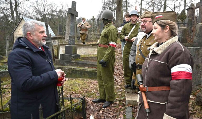 Adam Błaszkiewicz, dyrektor polskiego Gimnazjum im. Jana Pawła II w Wilnie, na cmentarzu na Rossie z grupą rekonstruktorów z Polski.