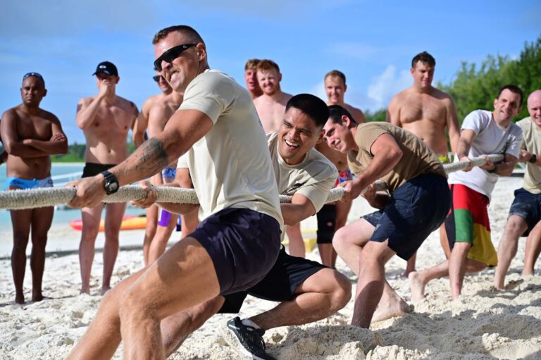 Rozrywki żołnierzy na Diego Garcia: żołnierze piechoty morskiej USA i Wielkiej Brytanii co miesiąc biorą udział w turnieju przeciągania liny o puchar kapitana.