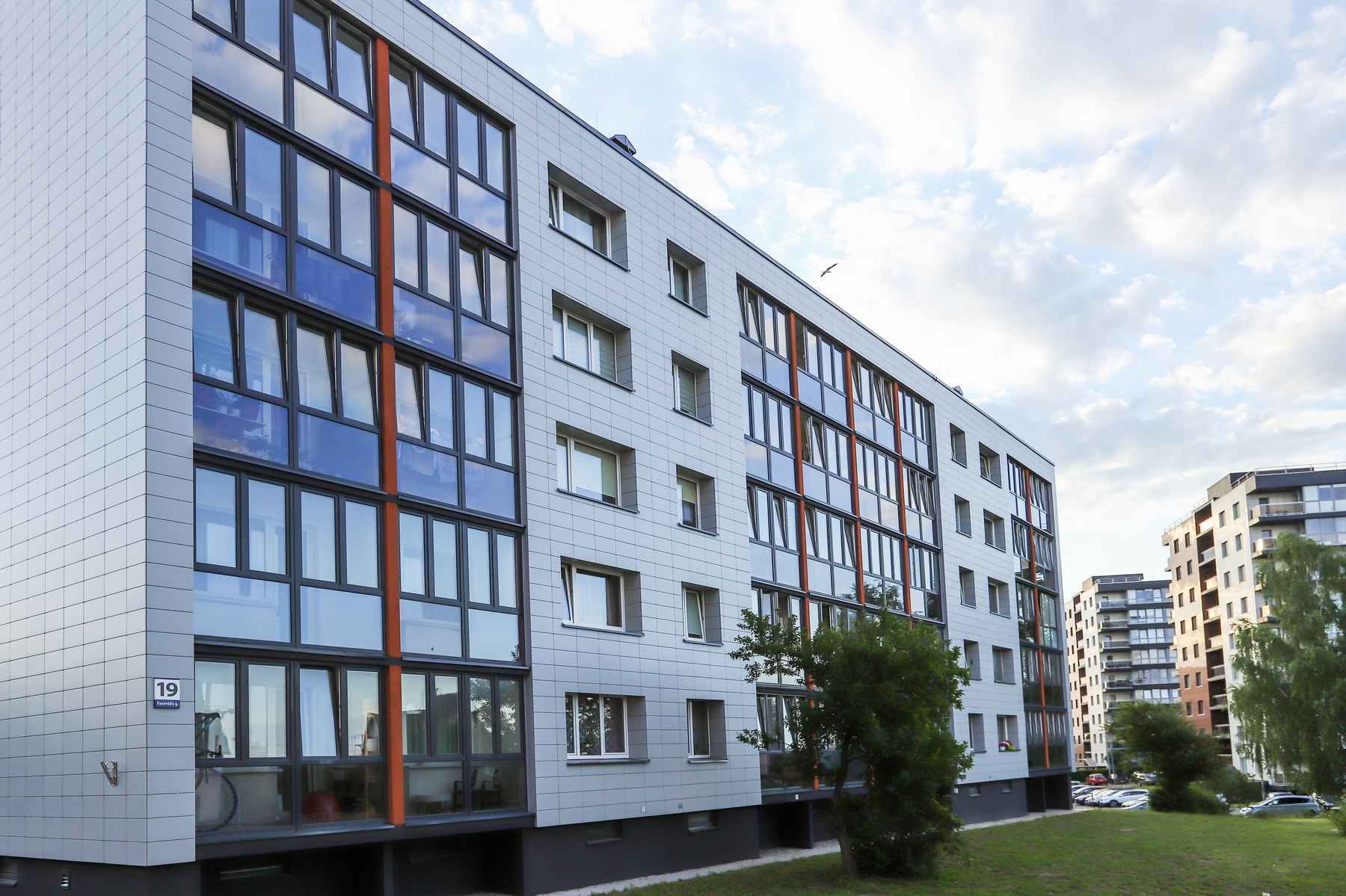 Odnowiony blok wielomieszkaniowy.