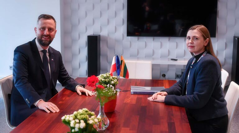 Minister ochrony kraju Dovilė Šakalienė spotkała się z ministrem obrony i wicepremierem Polski Władysławem Kosiniakiem-Kamyszem.