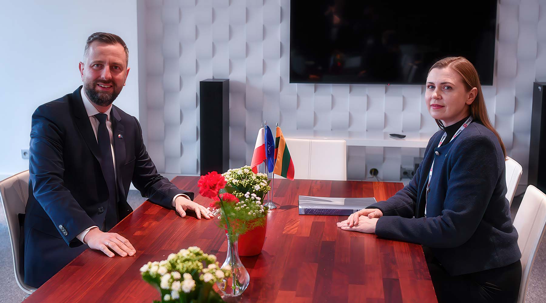 Minister ochrony kraju Dovilė Šakalienė spotkała się z ministrem obrony i wicepremierem Polski Władysławem Kosiniakiem-Kamyszem.