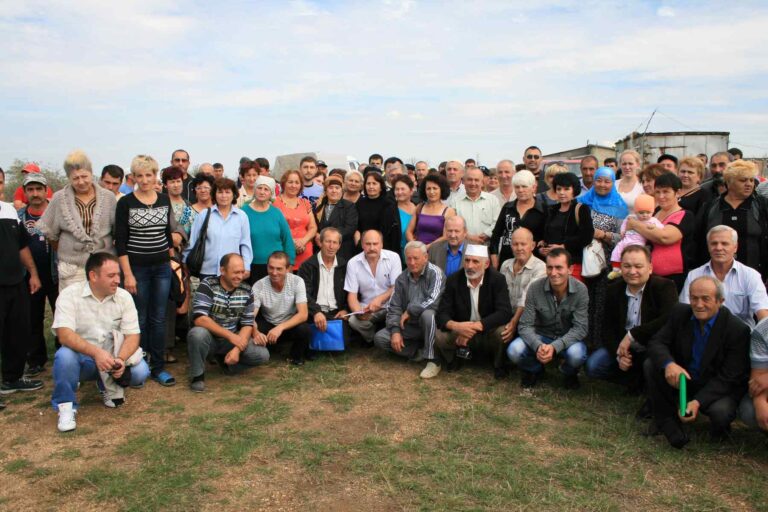 Spotkanie z mieszkańcami miejscowości Mołodiożnoje na Krymie, wrzesień 2013 r. Autor w środku (w białej koszuli).