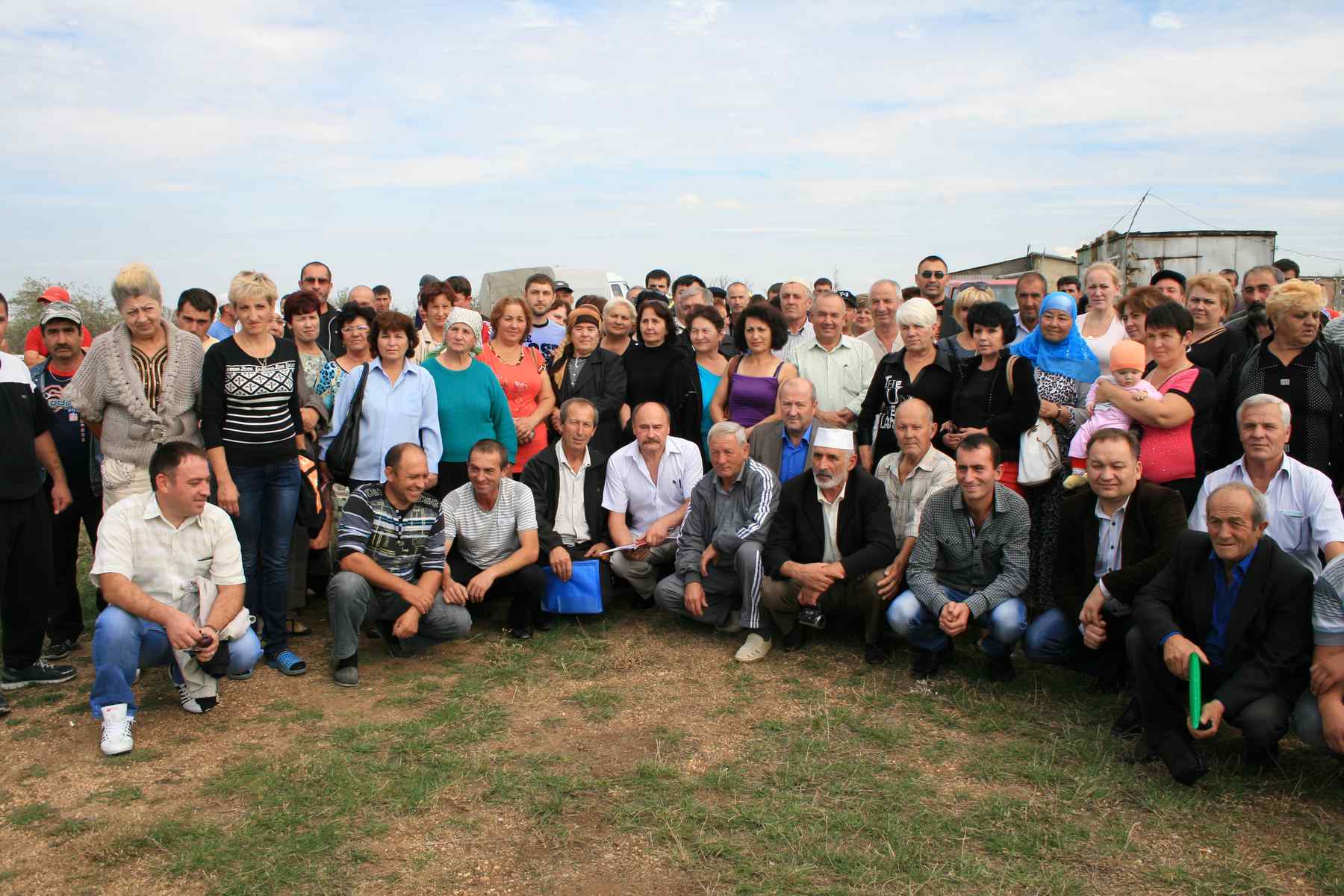 Spotkanie z mieszkańcami miejscowości Mołodiożnoje na Krymie, wrzesień 2013 r. Autor w środku (w białej koszuli).