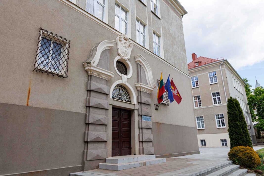 W 1930 r. Stefan Narębski zaprojektował gmach polskiej Szkoły Średniej nr 5 na ul. Piaski 1.