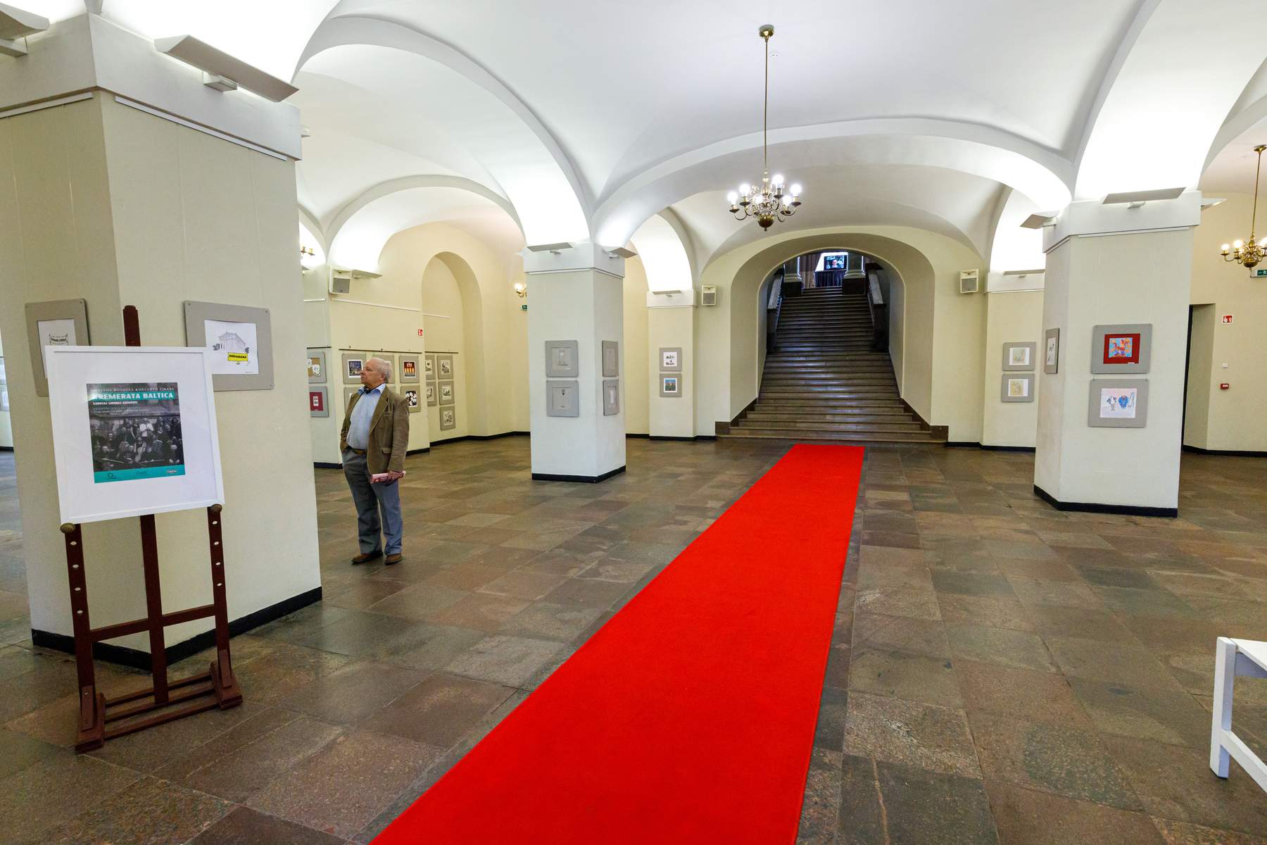Ostatnim ważnym dla Wilna projektem Stefana Narębskiego była odbudowa i adaptacja wnętrz Ratusza z teatralnych na muzealne.