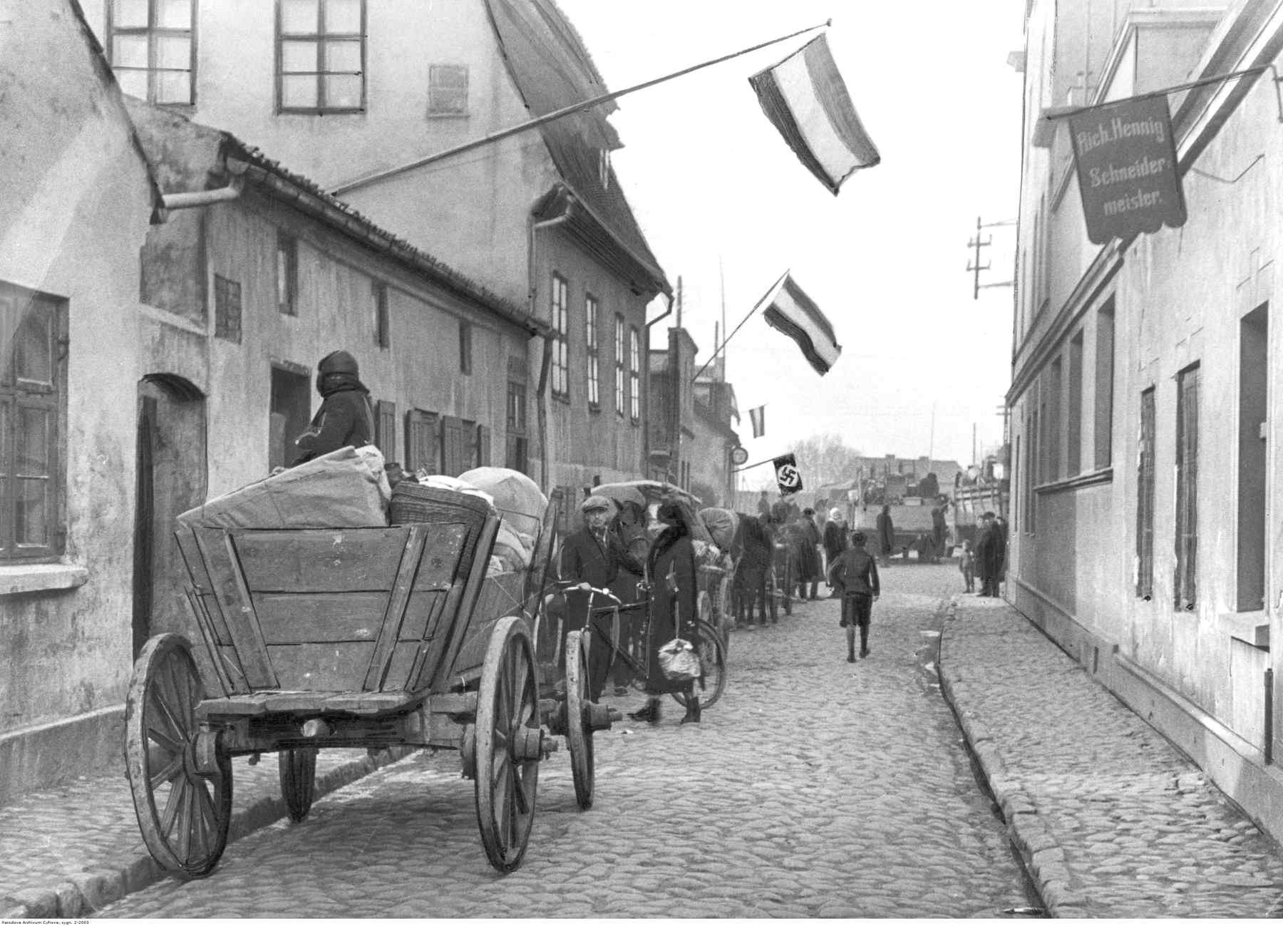 Kłajpeda, ewakuacja miejscowej ludności cywilnej w czasie II wojny światowej. W 1945 r. Kłajpeda była praktycznie opustoszałym miastem.