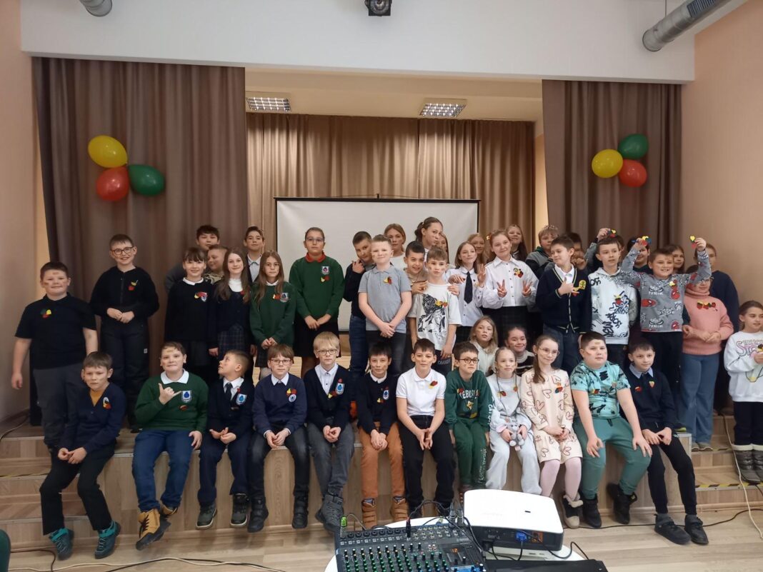 Przed publicznością wystąpili wychowankowie Przedszkola w Kowalczukach, uczniowie Gimnazjum im. Stanisława Moniuszki, Gimnazjum „Aušros” oraz dzieci z zespołu tanecznego Bim Bam.
