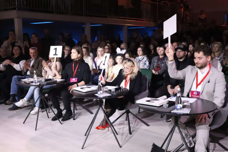 Występy uczestników oceniało jury, w którego skład weszli zawodowi tancerze i znawcy sztuki tanecznej.