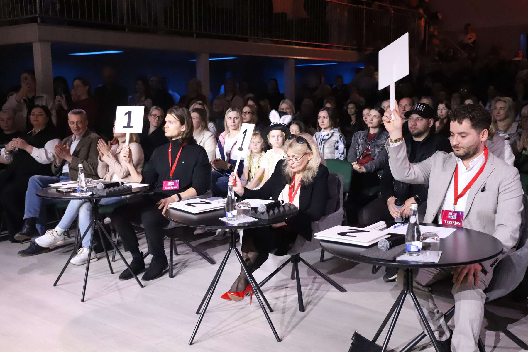 Występy uczestników oceniało jury, w którego skład weszli zawodowi tancerze i znawcy sztuki tanecznej.