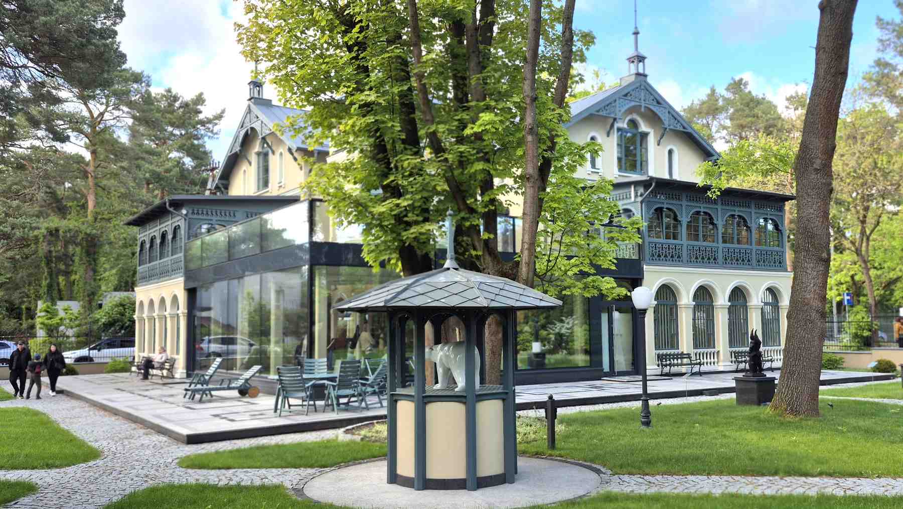 Muzeum Villa la Fleur położone jest w malowniczym otoczeniu dwóch odrestaurowanych willi z początku XX w.