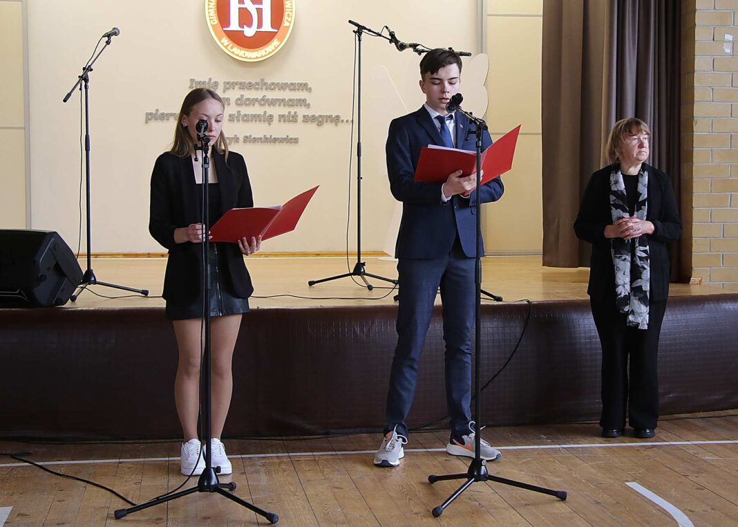 W Gimnazjum im. Henryka Sienkiewicza w Landwarowie po raz siedemnasty uczniowie klas ósmych i dziewiątych rejonu trockiego wzięli udział w Miniolimpiadzie Języka Polskiego, a młodsi zmagali się w XI edycji Ortografki.