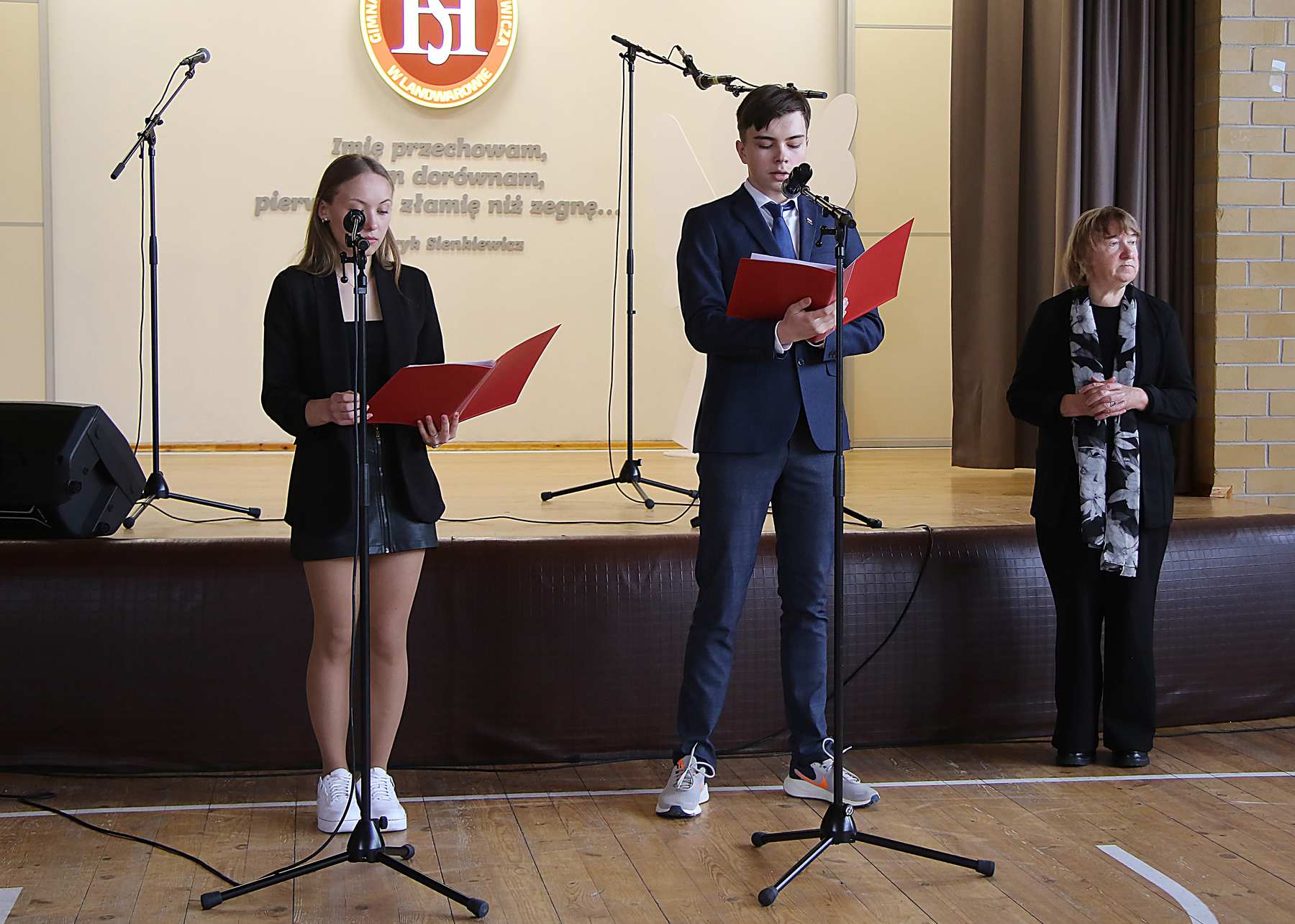 W Gimnazjum im. Henryka Sienkiewicza w Landwarowie po raz siedemnasty uczniowie klas ósmych i dziewiątych rejonu trockiego wzięli udział w Miniolimpiadzie Języka Polskiego, a młodsi zmagali się w XI edycji Ortografki.