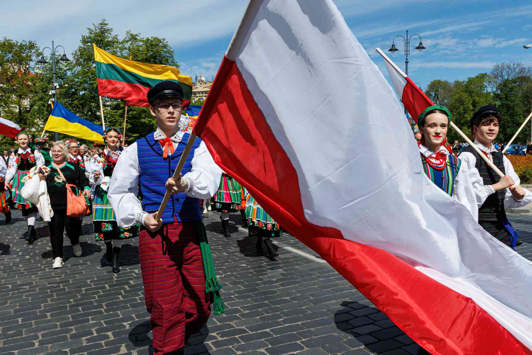 Chłopczyk z flagą Polski.