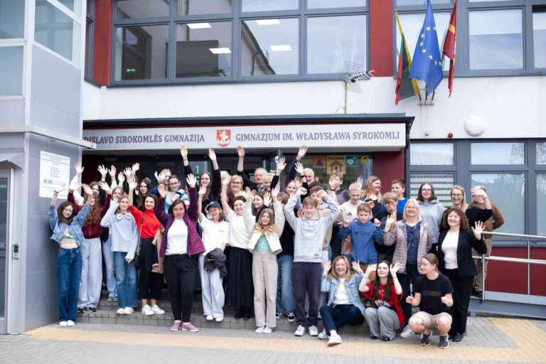 Uczniowie Gimnazjum im. Władysława Syrokomli w Wilnie i goście z Poznania.