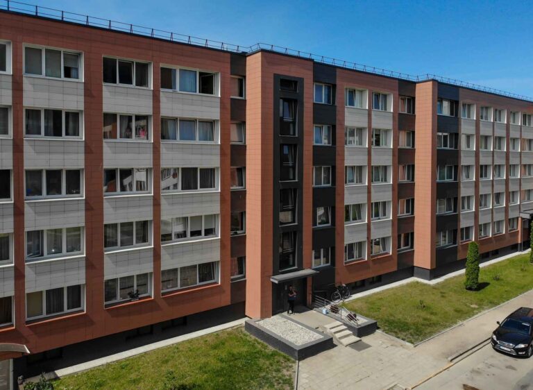 Odnowiony blok wielomieszkaniowy.