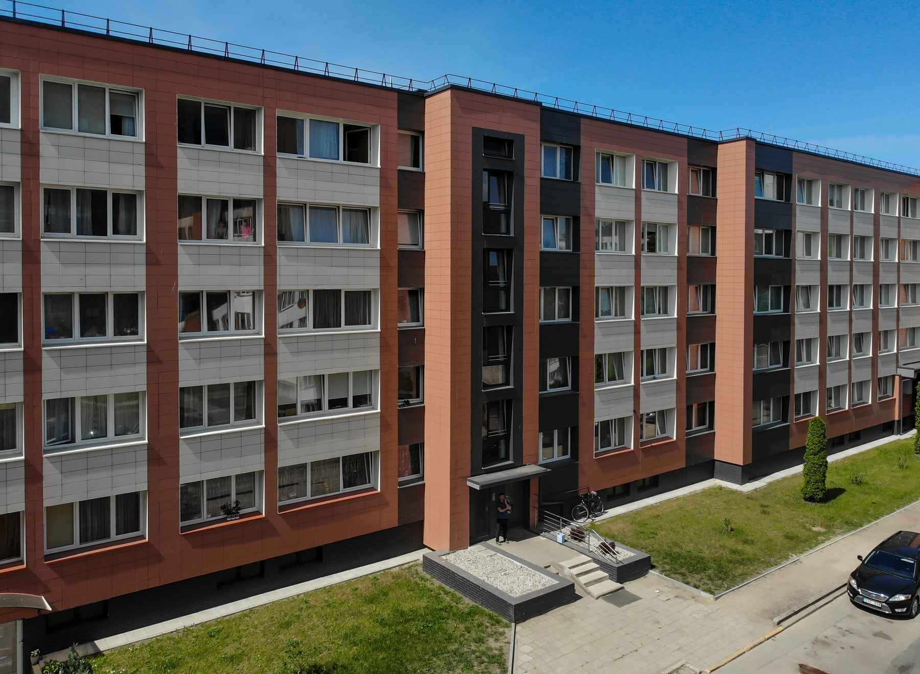 Odnowiony blok wielomieszkaniowy.