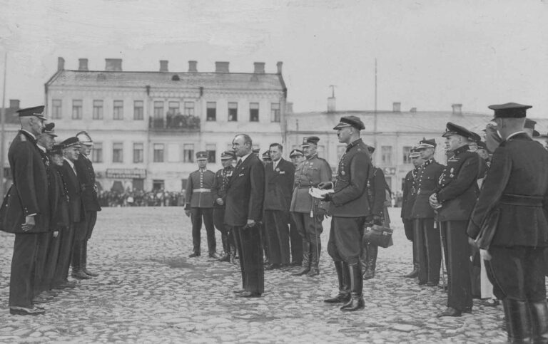 Uroczyste odznaczenie łotewskich oficerów polskimi odznaczeniami. Dekoracji dokonał przedstawiciel Zarządu Okręgu Wileńskiego straży pożarnych i naczelnik Wydziału Wojskowego Urzędu Wojewódzkiego w Wilnie Stefan Wiśniewski, Dyneburg, 8 sierpnia 1934 r.