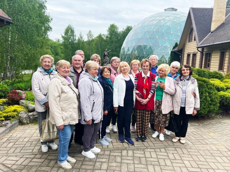 Grupa słuchaczy ATW przed Kopułą w Česiukai.