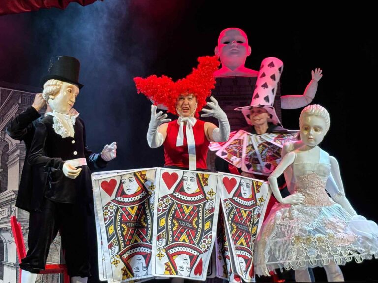 Spektakl „Pasterka i Kominiarczyk” w wykonaniu Teatru Dzieci Zagłębia im. Jana Dormana to wyjątkowa propozycja teatralna dla najmłodszych.