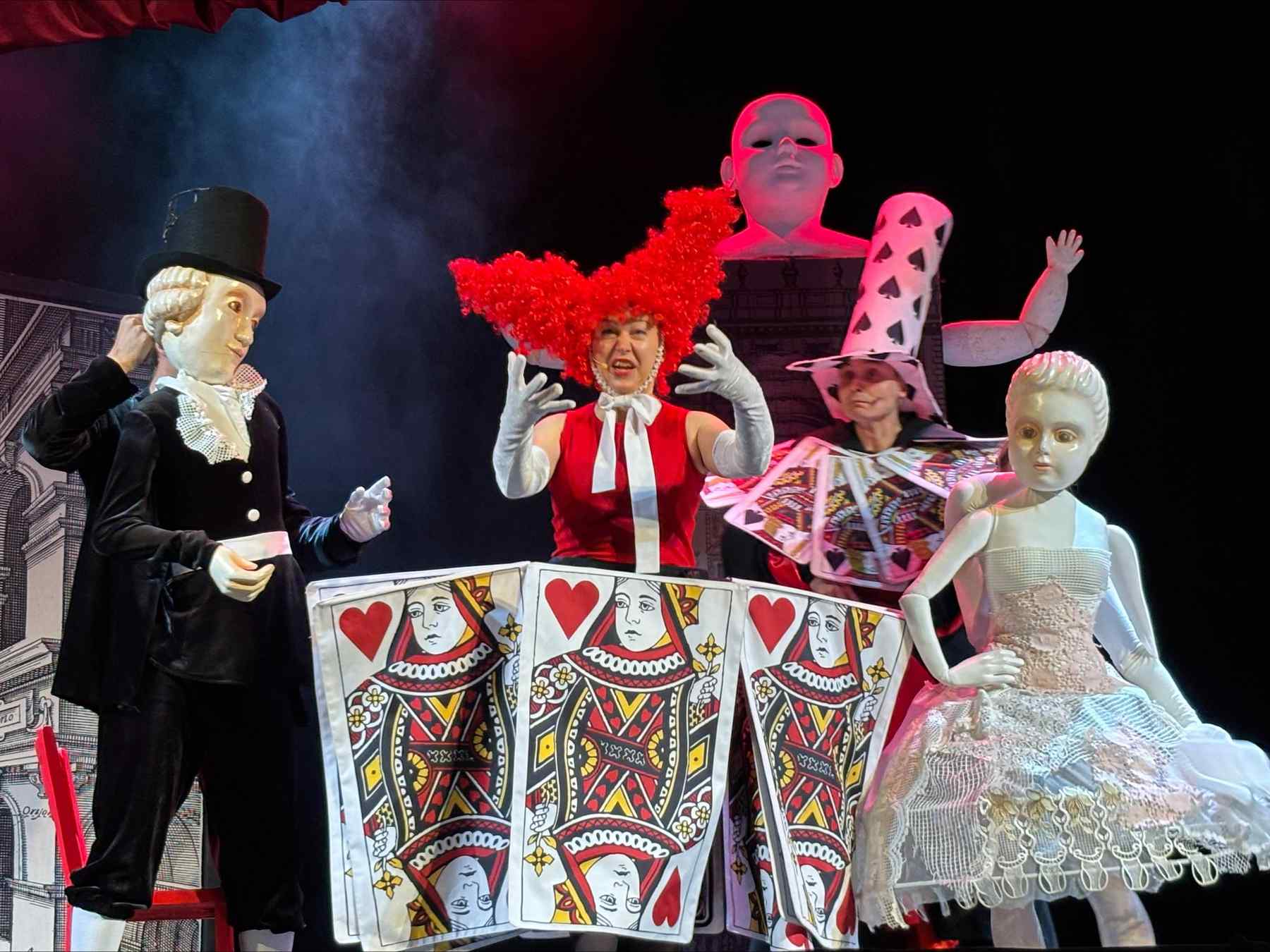 Spektakl „Pasterka i Kominiarczyk” w wykonaniu Teatru Dzieci Zagłębia im. Jana Dormana to wyjątkowa propozycja teatralna dla najmłodszych.
