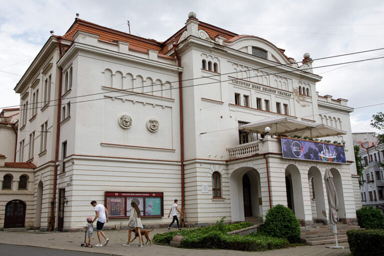 Pierwotna nazwa Teatr na Pohulance pochodzi od nazwy ulicy Wielka Pohulanka (obecnie J. Basanavičiusa), przy której znajduje się do dzisiaj gmach teatru wzniesiony w latach 1912-1914.