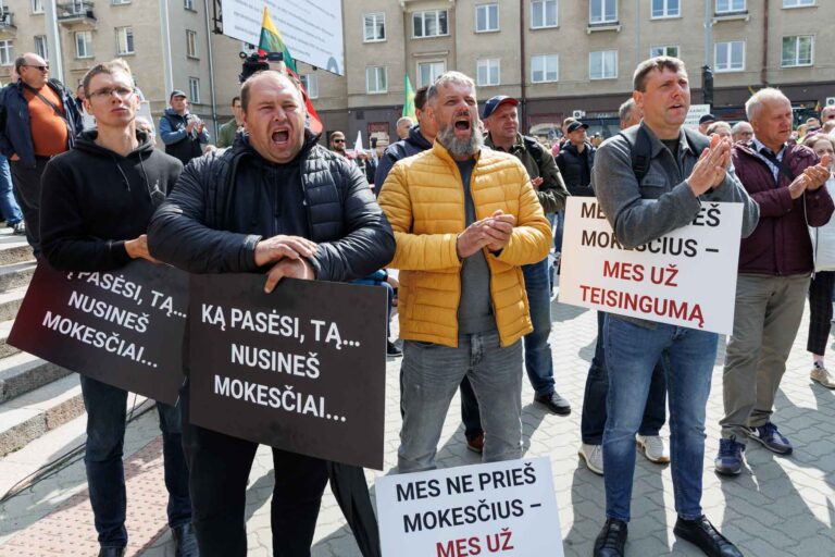 „Nie jesteśmy przeciwko podatkom — jesteśmy za sprawiedliwością". Protest rolników Litwy.