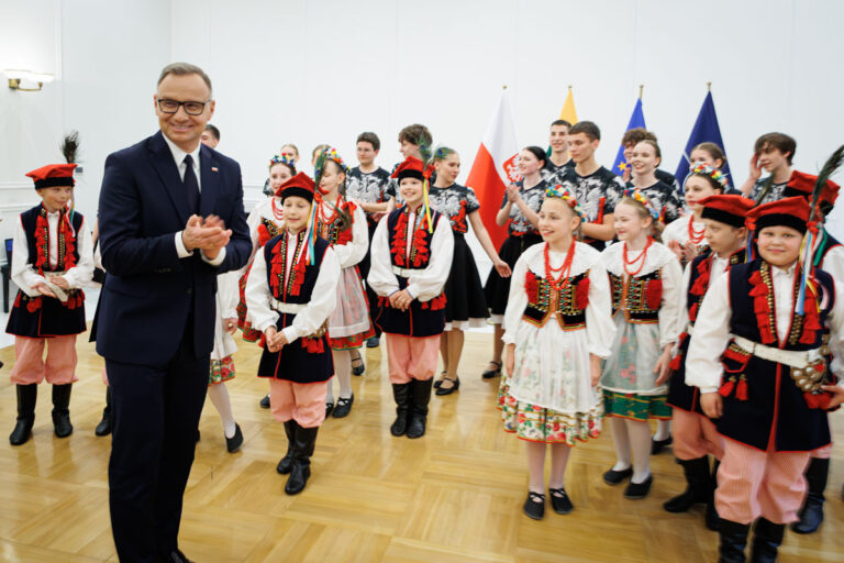 Andrzej Duda z zespołem maluchów.