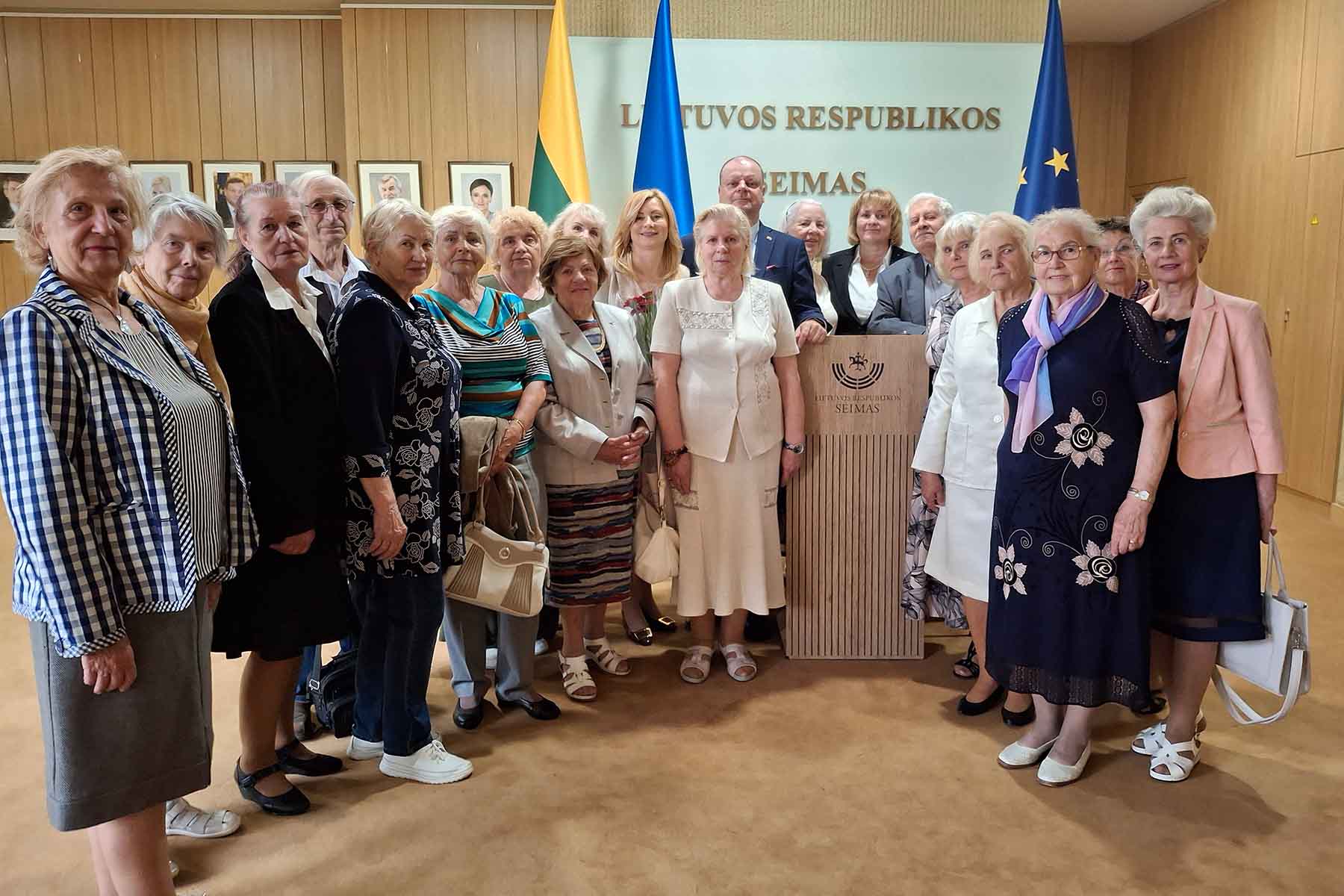 Słuchacze Polskiego Uniwersytetu Trzeciego Wieku w Wilnie na zaproszenie posłanki na Sejm Litwy p. Rity Tamašunienė zwiedzili budynek litewskiego parlamentu.